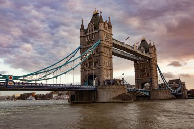 Londra 'daki Tower Bridge, gün batımında, İngiltere