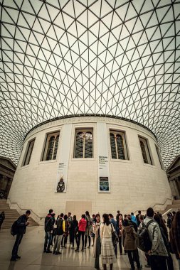 Büyük Britanya 'daki British Museum' un giriş salonu.