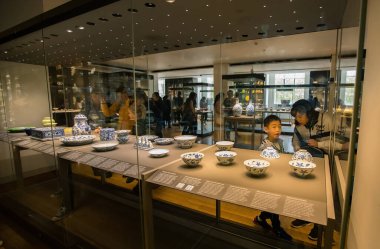 Müzede sergilenen Çin seramikleri