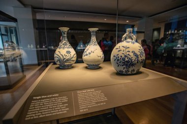 Müzede sergilenen Çin seramikleri