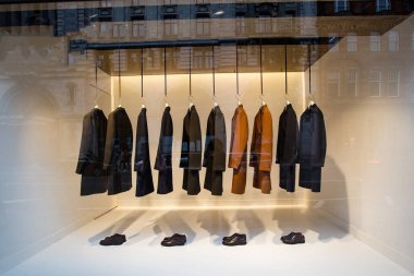 Londra mağazasının vitrininde sonbahar koleksiyonu