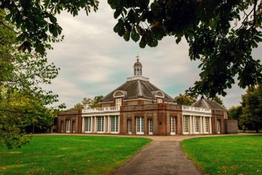 Doric Sütunları Yılan Galerisi, Kensington Bahçeleri, Londra