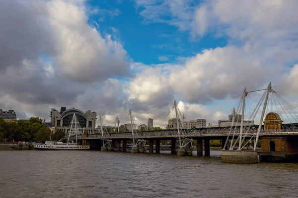 Човни Річці Темза Хмарний День Великобританія — стокове фото