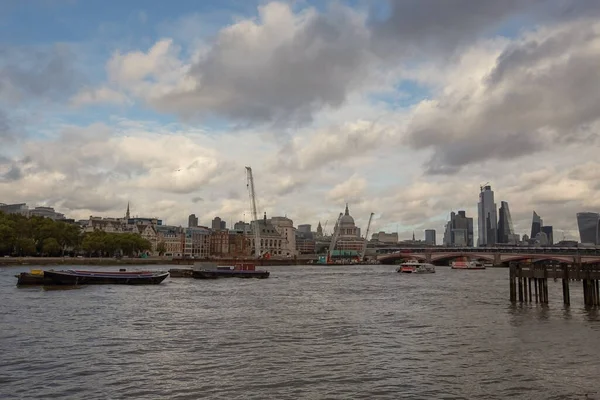 Thames Nehrinde Kayıklar Bulutlu Bir Günde Büyük Britanya — Stok fotoğraf