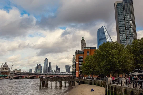 런던의 스카이라인 뒤에있는 타워의 사우스 River Thames 가브리엘 — 스톡 사진
