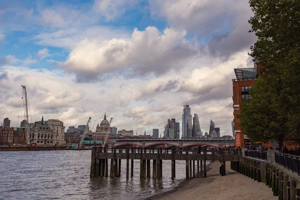 런던의 스카이라인 뒤에있는 타워의 사우스 River Thames 가브리엘 — 스톡 사진