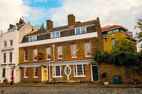 Tarihi Kardinal Rıhtımı (hayır. 49 Bankside), sağında teraslı evler bulunan Sir Christopher Wren 'in yaşadığı söylenir. Londra, İngiltere, İngiltere