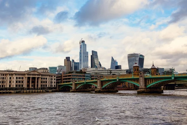 Thames Nehri Üzerindeki Southwark Köprüsü Londra Ngiltere — Stok fotoğraf