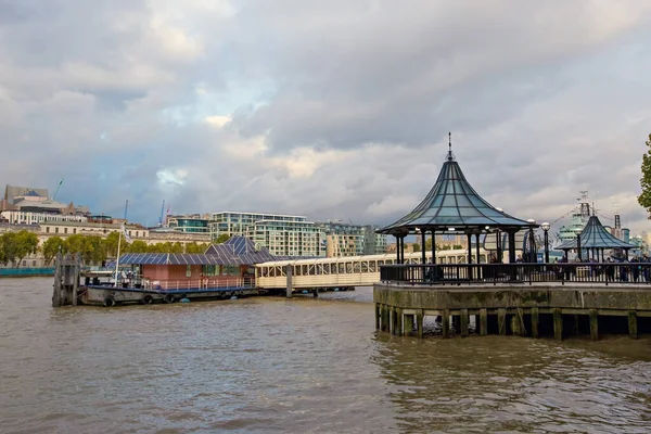 Boat River Pier River Thames London Great Britain — Stock Photo, Image