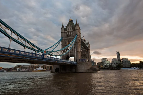 Londra 'daki Tower Bridge, gün batımında, İngiltere