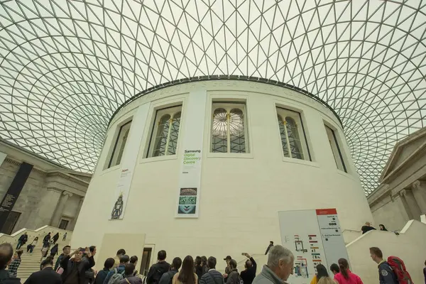 Büyük Britanya 'daki British Museum' un giriş salonu.