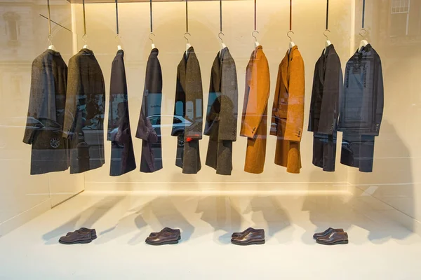 伦敦商店橱窗里的秋装和鞋子 — 图库照片