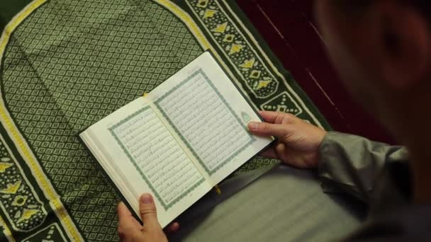 Muzułmanin Czytający Świętą Księgę Korańską Macie Modlitewnej Tłumaczenie Muzułmańskiej Modlitwy — Wideo stockowe