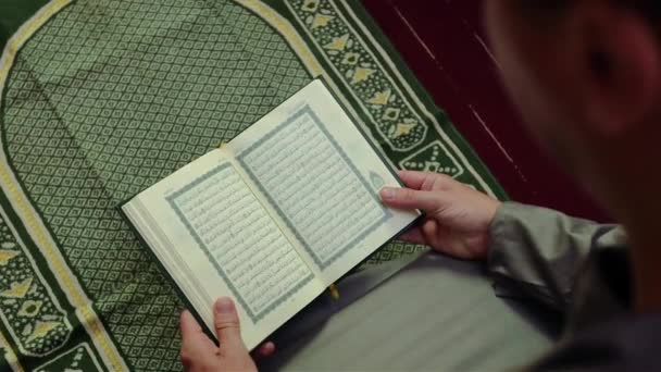 Homem Muçulmano Lendo Livro Sagrado Alcorão Tapete Oração Tradução Oração — Vídeo de Stock