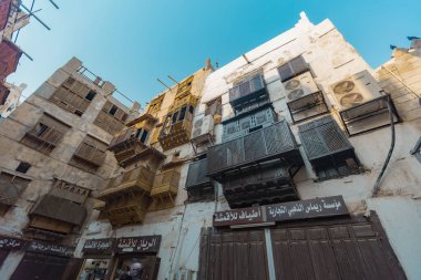 Jeddah kenti El Balad 'ın geleneksel mimarisi tahta pencereli ve balkonlu evleri Jeddah Suudi Arabistan' daki Unesco Heritage sitesi