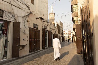 Tarihi Jeddah Al Balad Suudi Arabistan 'da geleneksel Arap mallarıyla eski bir çarşı caddesi.