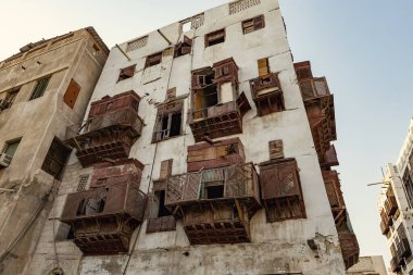 Jeddah kenti El Balad 'ın geleneksel mimarisi tahta pencereli ve balkonlu evleri Jeddah Suudi Arabistan' daki Unesco Heritage sitesi