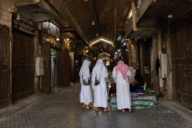 Tarihi Jeddah Al Balad Suudi Arabistan 'da geleneksel Arap mallarıyla eski bir çarşı caddesi.