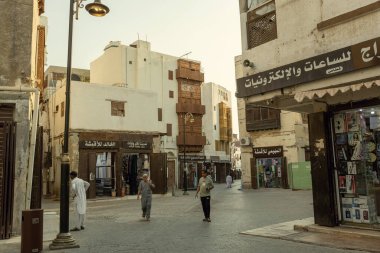 Tarihi Jeddah Al Balad Suudi Arabistan 'da geleneksel Arap mallarıyla eski bir çarşı caddesi.