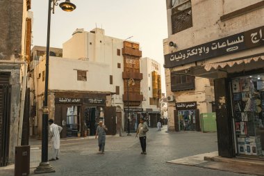 Tarihi Jeddah Al Balad Suudi Arabistan 'da geleneksel Arap mallarıyla eski bir çarşı caddesi.