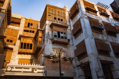 Jeddah kenti El Balad 'ın geleneksel mimarisi tahta pencereli ve balkonlu evleri Jeddah Suudi Arabistan' daki Unesco Heritage sitesi