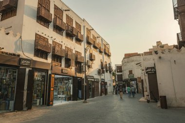 Tarihi Jeddah Al Balad Suudi Arabistan 'da geleneksel Arap mallarıyla eski bir çarşı caddesi.