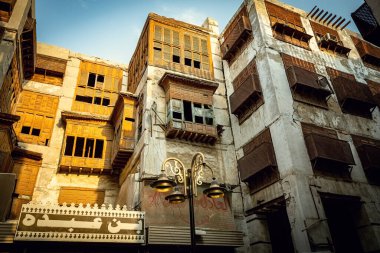 Jeddah kenti El Balad 'ın geleneksel mimarisi tahta pencereli ve balkonlu evleri Jeddah Suudi Arabistan' daki Unesco Heritage sitesi