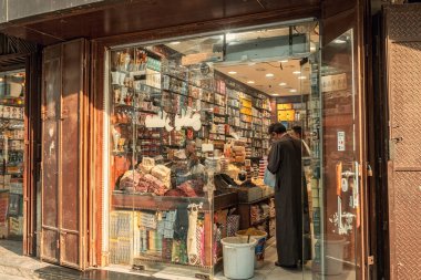 Tarihi Jeddah Al Balad Suudi Arabistan 'da geleneksel Arap mallarıyla eski bir çarşı caddesi.