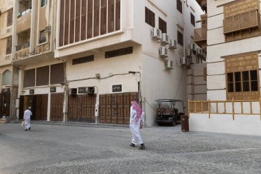 Eski Jeddah Suudi Arabistan 'da Suudi Arabistan sokaklarında yürüyen bir adam