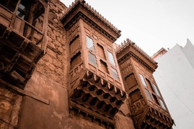 Jeddah kenti El Balad 'ın geleneksel mimarisi tahta pencereli ve balkonlu evleri Jeddah Suudi Arabistan' daki Unesco Heritage sitesi