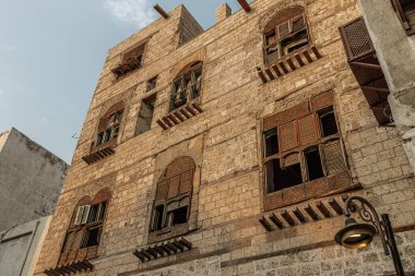 Jeddah kenti El Balad 'ın geleneksel mimarisi tahta pencereli ve balkonlu evleri Jeddah Suudi Arabistan' daki Unesco Heritage sitesi