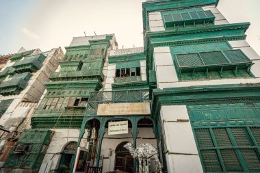 Jeddah kenti El Balad 'ın geleneksel mimarisi tahta pencereli ve balkonlu evleri Jeddah Suudi Arabistan' daki Unesco Heritage sitesi