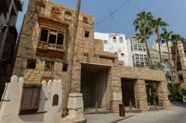Jeddah kenti El Balad 'ın geleneksel mimarisi tahta pencereli ve balkonlu evleri Jeddah Suudi Arabistan' daki Unesco Heritage sitesi