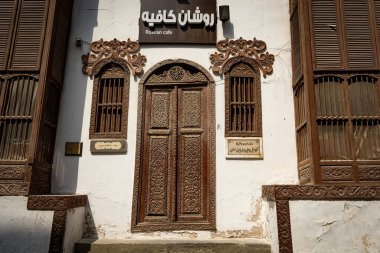 Jeddah kenti El Balad 'ın geleneksel mimarisi tahta pencereli ve balkonlu evleri Jeddah Suudi Arabistan' daki Unesco Heritage sitesi