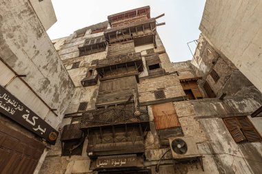 Jeddah kenti El Balad 'ın geleneksel mimarisi tahta pencereli ve balkonlu evleri Jeddah Suudi Arabistan' daki Unesco Heritage sitesi