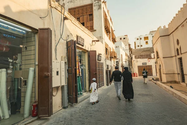 Tarihi Jeddah Al Balad Suudi Arabistan 'da geleneksel Arap mallarıyla eski bir çarşı caddesi.