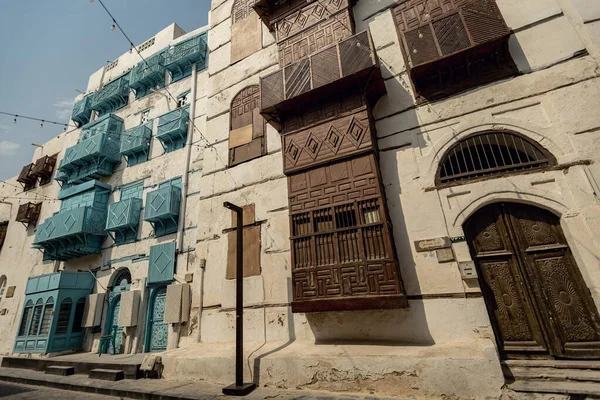 Jeddah kenti El Balad 'ın geleneksel mimarisi tahta pencereli ve balkonlu evleri Jeddah Suudi Arabistan' daki Unesco Heritage sitesi