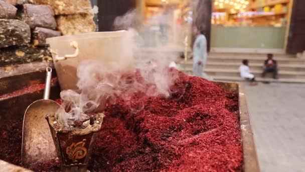 Jeddah에 시장에 점화하는 전통적인 아랍어 Insence — 비디오