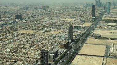 Riyad 'ın şehir merkezinden gökyüzü köprüsü Suudi Arabistan' ın hava görüntüsü.