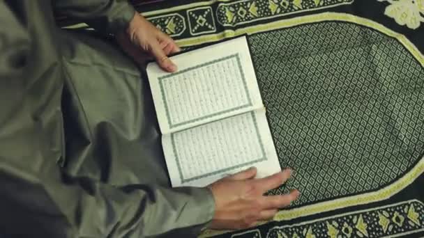 Muzułmanin Czytający Świętą Księgę Korańską Macie Modlitewnej Tłumaczenie Muzułmańskiej Modlitwy — Wideo stockowe