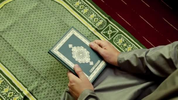 Μουσουλμάνος Διαβάζει Ιερό Βιβλίο Του Κορανίου Ένα Χαλάκι Προσευχής Μεταφραση — Αρχείο Βίντεο