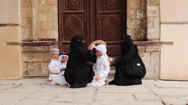 Saoedi Arabische Kinderen Spelen Buiten Het Huis Jeddah Oude Stad — Stockvideo