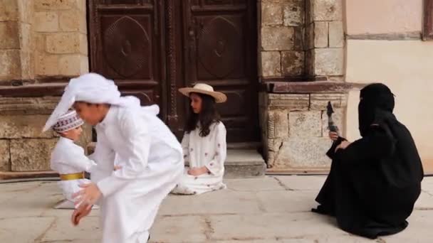 サウジアラビアの子供たちがジェッダの古い町サウジアラビアの家の外で遊んでいる — ストック動画
