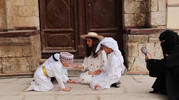 Szaúd Arábiai Gyerekek Játszanak Ház Előtt Jeddah Óvárosában Szaúd Arábia — Stock videók