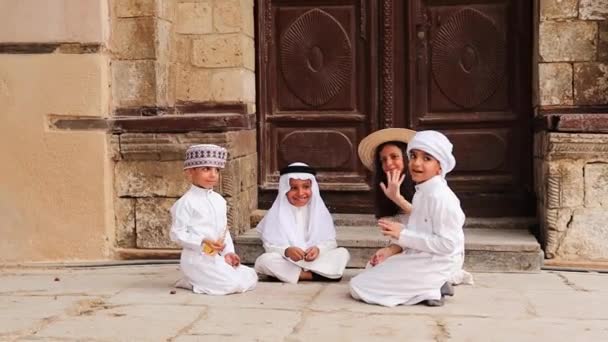 Саудівські Арабські Діти Грають Межами Будинку Джидді Старе Місто Саудівська — стокове відео