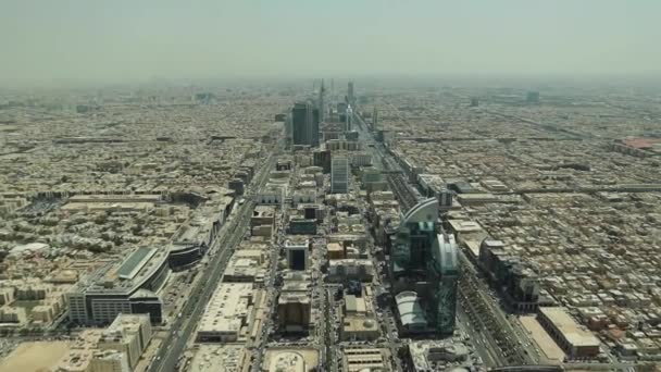王国センタースカイブリッジサウジアラビアからのダウンタウンリヤドの空中ビュー — ストック動画