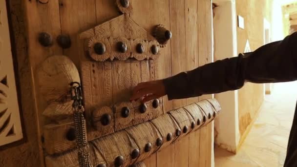 Stare Drewniane Drzwi Jeddah Arabia Saudyjska Ręka Mężczyzny Dotyka Powierzchni — Wideo stockowe