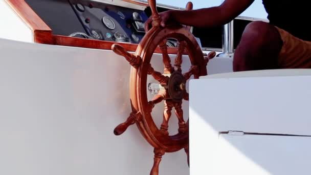 Kapitány Kormánynál Egy Felismerhetetlen Jachton — Stock videók