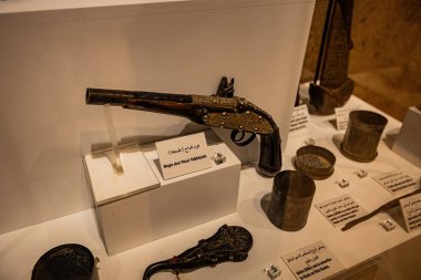 Riyad Suudi Arabistan 'daki Al Masmak Sarayı Müzesinde silah koleksiyonu