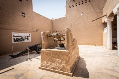 Riyad Suudi Arabistan 'daki Al Masmak Sarayı Müzesi' nin mimari detayları. Sarayda geleneksel su kuyusu